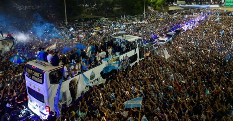 ভক্তদের ভালোবাসায় সিক্ত বিশ্বজয়ী মেসিরা