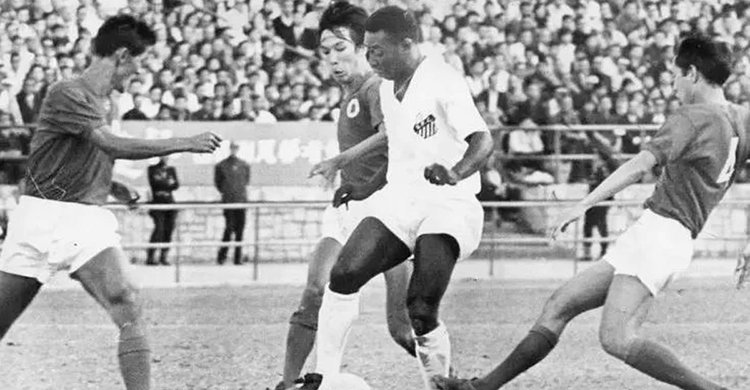 ফুটবলকেই সুন্দর করে তুলেছিলেন যে কিংবদন্তী